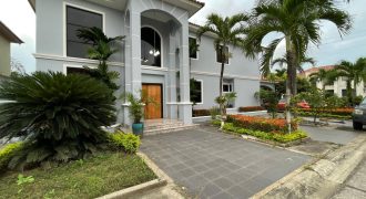 Se vende casa en Samborondon de 5 dormitorios con piscina  en Urb. Estancias del Rio en la Via Samborondon .