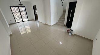 Se alquila casa de 3 dormitorios en Urb.villa club, etapa Floral.