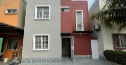 En venta casa de 3 dormitorios en Urb.La Martina en Duran.