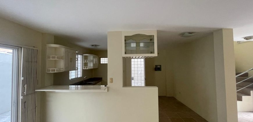 En venta casa de 3 dormitorios en Urb.La Martina en Duran.