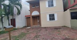 En venta casa de 4 dormitorios en urb.Valle Alto en Vía la costa .