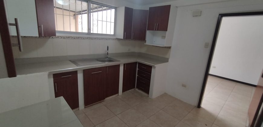 En venta casa de 4 dormitorios en urb.Valle Alto en Vía la costa .