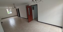 En venta casa de 4 dormitorios en urb.Valle Alto en Vía la costa .