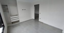 Se vende departamento de tres dormitorios de estreno en urb. Las Garzas.