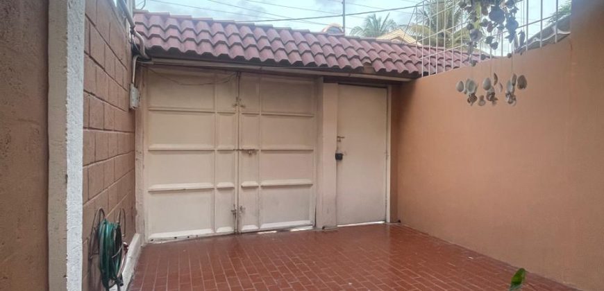 Se vende casa rentera en Cdla. La Garzota .