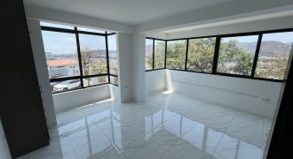 En venta departamento de 2 dormitorios en Urb.Portón de Lomas de Urdesa.