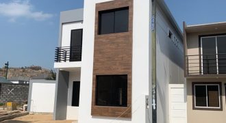 En venta casa de 3 dormitorios en Urb.Villa Club de Estreno