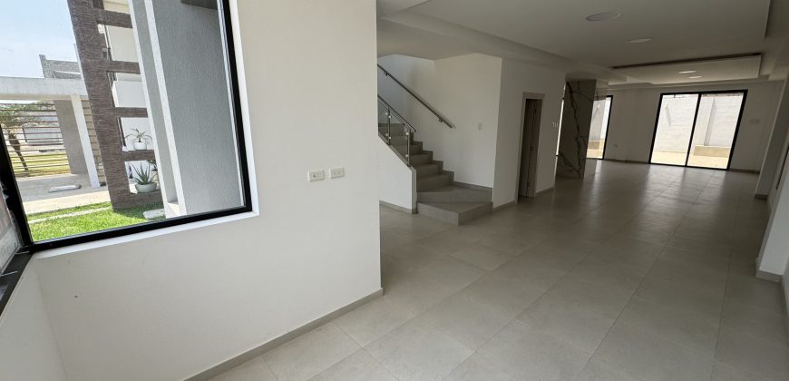 En Venta Casa de 4 Dormitorios de estreno en Ciudad Celeste, etapa Estribor.