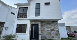 En alquiler casa de 3 dormitorios de estreno en Urb. Ciudad del Valle, vía salitre .