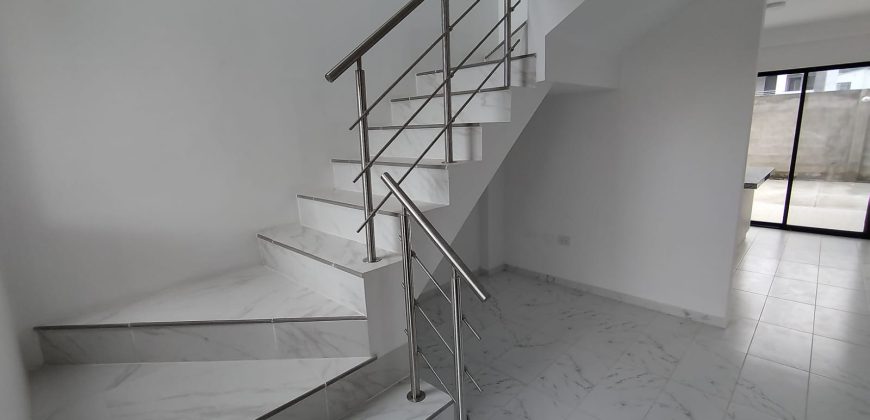 En venta casa de 3 dormitorios de estreno en Urb.La joya, etapa Aquamarina.