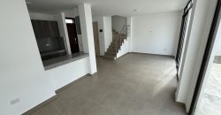 Se alquila casa de 3 dormitorios de estreno en Urb.Vilanova en la Vía Salitre.