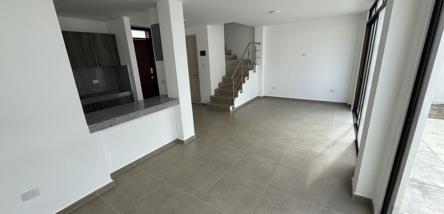 Se alquila casa de 3 dormitorios de estreno en Urb.Vilanova en la Vía Salitre.