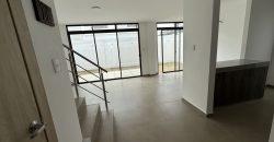 Se alquila casa de 3 dormitorios de estreno en Urb.Vilanova en la Vía Salitre.