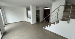 Se alquila casa de 3 dormitorios de estreno en Urb.Vilanova en la Vía Salitre.