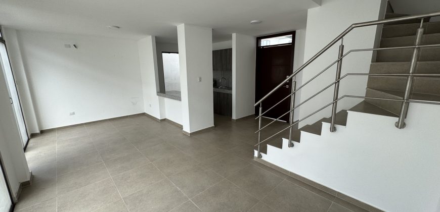 Se alquila casa de 3 dormitorios de estreno en Urb.Vilanova en la Vía Salitre.