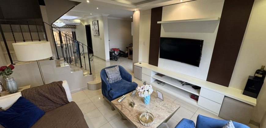 En venta casa de 3 dormitorios en Urb. La romareda , en Av. Narcisa de Jesus.