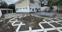 Se vende casa de 5 dormitorios en Urb. Lago Capeira en la vía Daule.