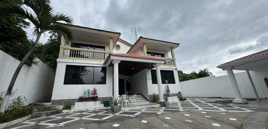 Se vende casa de 5 dormitorios en Urb. Lago Capeira en la vía Daule.