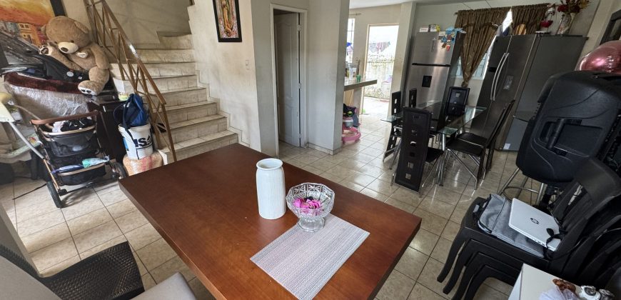 En venta casa de 3 dormitorios en Urb.Loma Vista en vía Daule