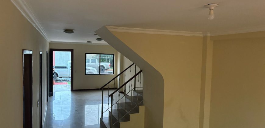 En alquiler casa de 4 dormitorios en Urb.Ciudad Celeste en la vía Samborondón.