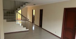 En alquiler casa de 4 dormitorios en Urb.Ciudad Celeste en la vía Samborondón.