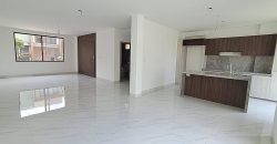 En venta casa de 3 dormitorios en urb.Bali. en Av.León Febres cordero.