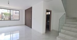En venta casa de 3 dormitorios en urb.Bali. en Av.León Febres cordero.