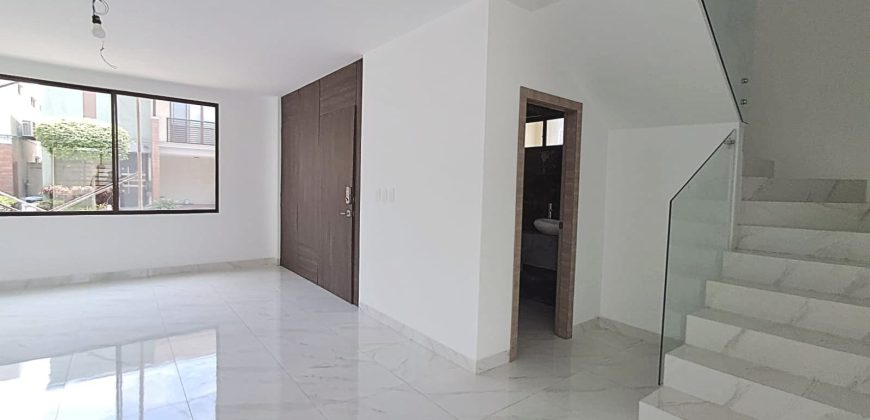 En venta casa de 3 dormitorios en urb.Bali. en Av.León Febres cordero.