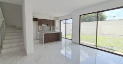 En venta casa de 3 dormitorios en urb.Bali. en Av.León Febres cordero.