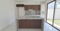 En venta casa de 3 dormitorios en urb.Bali. en Av.León Febres cordero.