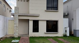 En alquiler casa de 3 dormitorios en Urb.Ciudad Celeste en la vía Samborodón.