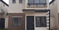 Se vende casa de 3 dormitorios en urb.Los Prados.
