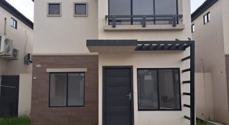 Se vende casa de 3 dormitorios en urb.Los Prados.