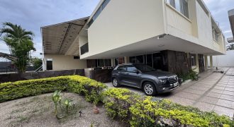 En venta casa de 5 dormitorios en Barrio Centenario.