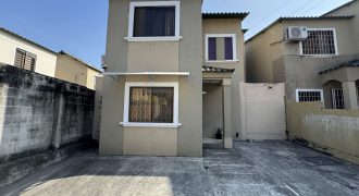 Se vende casa de 3 dormitorios en urb.La Joya.