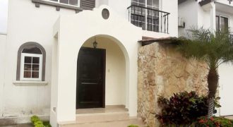 En venta casa de 3 dormitorios en urb.Terranostra en vía la costa .