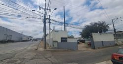En alquiler bodega en av.Juan Tanca Marengo.