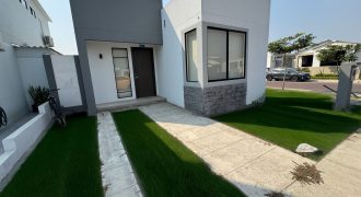 En alquiler casa de 3 dormitorios en urb.La Joya, etapa Aguamarina.