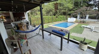 Se vende casa de 4 dormitorios con piscina en Urb.Lago Capeira.