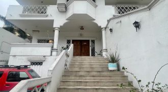 Se vende casa rentera en los ceibos, sector los Olivos en Av. Leopoldo Calvo .
