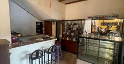 Se vende casa rentera en los ceibos, sector los Olivos en Av. Leopoldo Calvo .