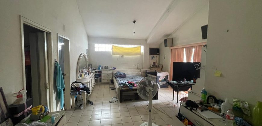 Se vende casa rentera en los ceibos, sector los Olivos en Av. Leopoldo Calvo .