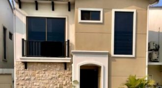 En venta casa de 3 dormitorios en Urb.Mallorca.