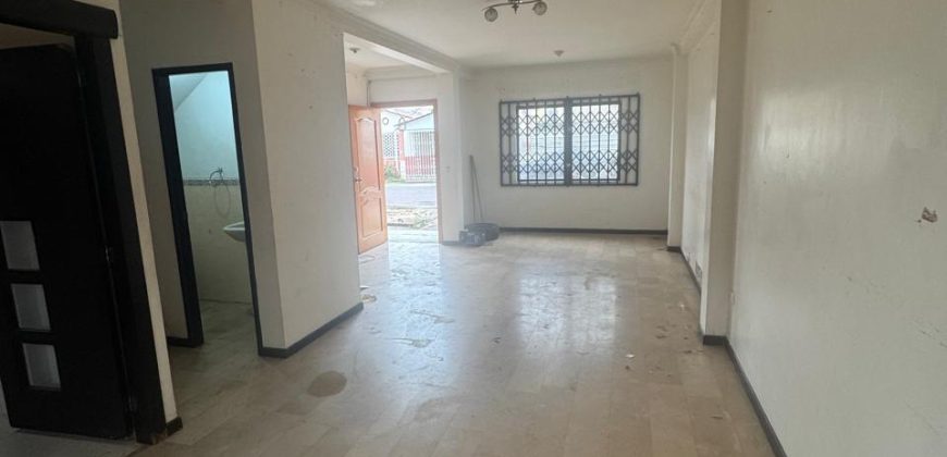 Se vende casa de 3 dormitorios en urb.Villa Club.