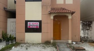 Se vende casa de 3 dormitorios en urb.Villa Club.