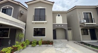 En venta casa de 4 dormitorios en urb.La Romareda.