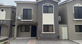 En venta casa de 4 dormitorios en urb.La Romareda.