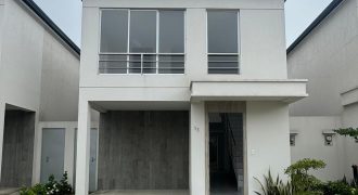 En venta casa de 3 dormitorios en Urb.Millenium Village en La Aurora.