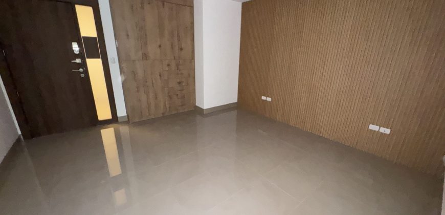 En venta oficina en La Vista San Eduardo en vía la costa.