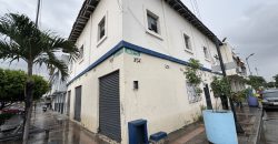 En venta terreno esquinero en Clemente Ballén y Ismael Perez Pazmiño, centro de Guayaquil.